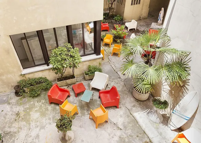 A In The 호스텔 *