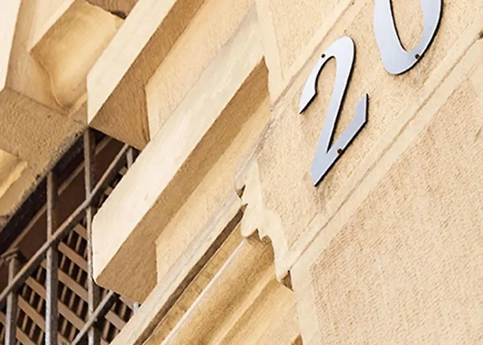 호스텔 A In The *