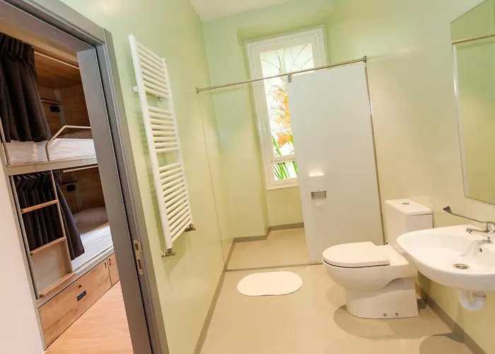 A In The 호스텔 *